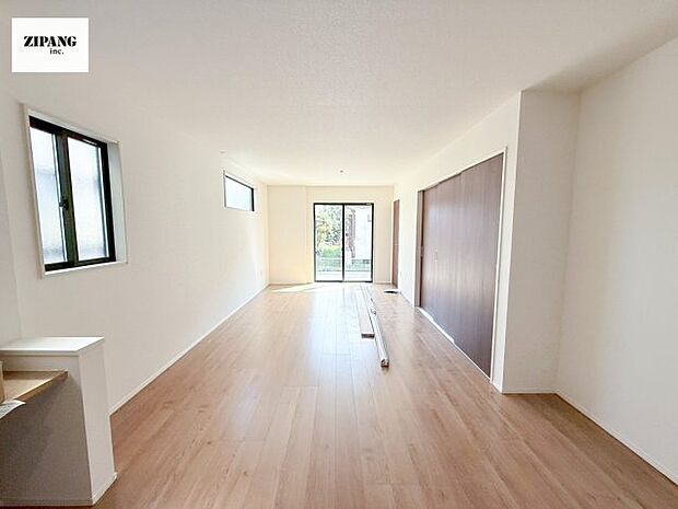 【居間・リビング】【リビング】キッチンと一体になったリビングはひろびろとしたくつろぎ空間を実現しています。