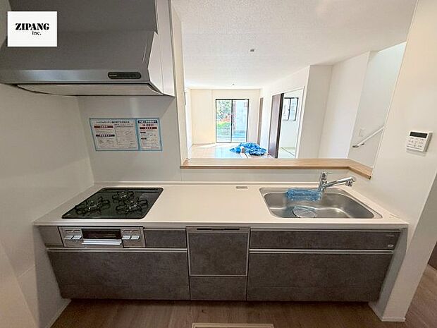 【キッチン】【キッチン】お子さまや家族と距離感近く料理が可能な対面式のシステムキッチンです。IHの3つ口コンロでお料理のレパートリーが増えそうです。