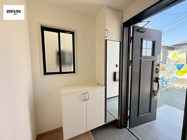 【玄関】【玄関】玄関に窓があるとお家全体が明るい印象を受けます。収納扉はミラー付きですのでお出かけ前に便利です。