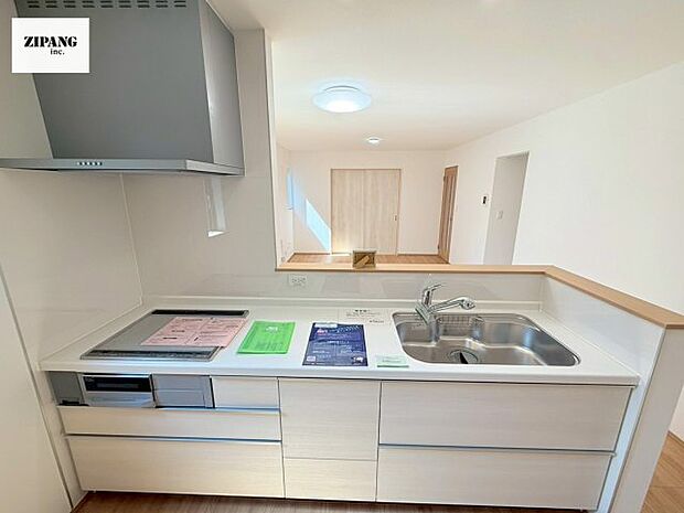 【キッチン】【キッチン】お子さまや家族と距離感近く料理が可能な対面式のシステムキッチンです。IHの3つ口コンロでお料理のレパートリーが増えそうです。