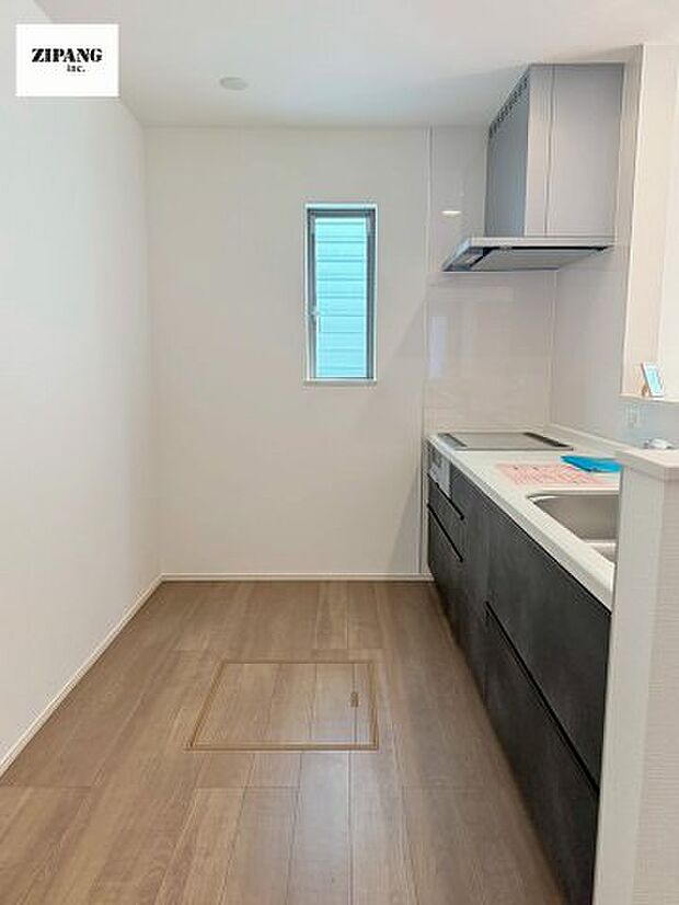 【キッチン】【キッチン】お子さまや家族と距離感近く料理が可能な対面式のシステムキッチンです。IHの3つ口コンロでお料理のレパートリーが増えそうです。 