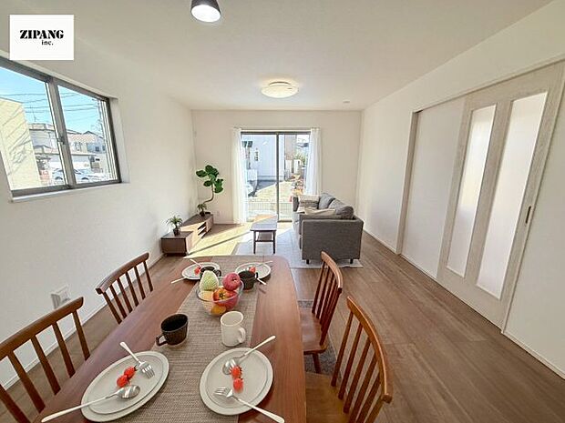 【居間・リビング】【リビング】キッチンと一体になったリビングはひろびろとしたくつろぎ空間を実現しています。 モデル家具設置中!家具配置の参考になります♪