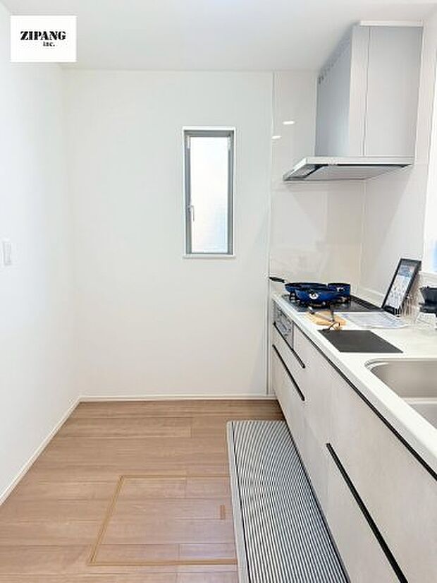 【キッチン】【キッチン】お子さまや家族と距離感近く料理が可能な対面式のシステムキッチンです。3口コンロのキッチンでお料理のレパートリーが増えそうです♪