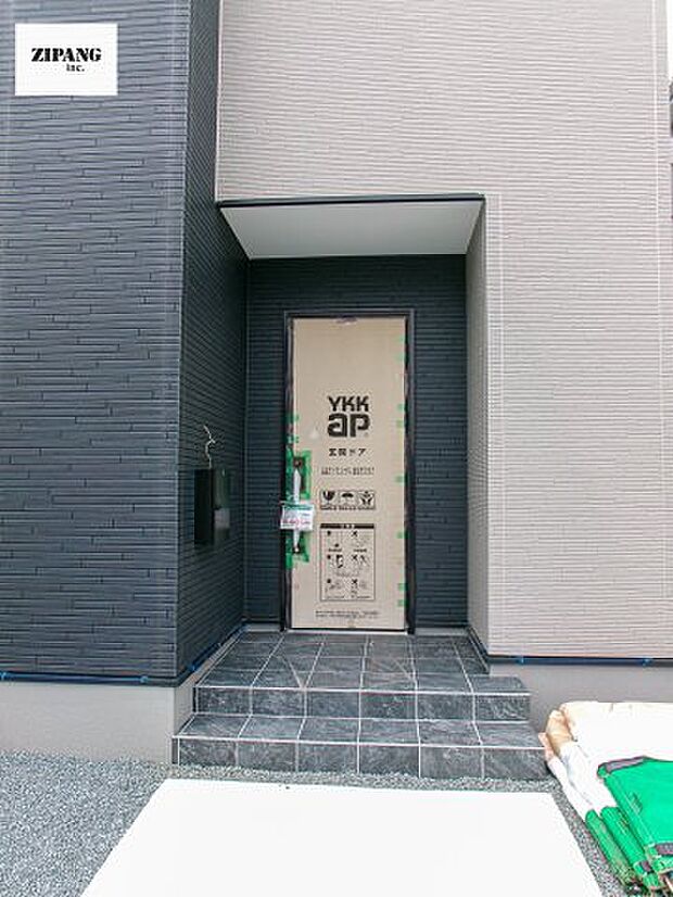 【玄関】【断熱玄関ドア】断熱性能にとって開口部の玄関はとても大事です。雨にぬれずに郵便物をとることができるポスト、テレビカメラ付きのインターホンがあります。 