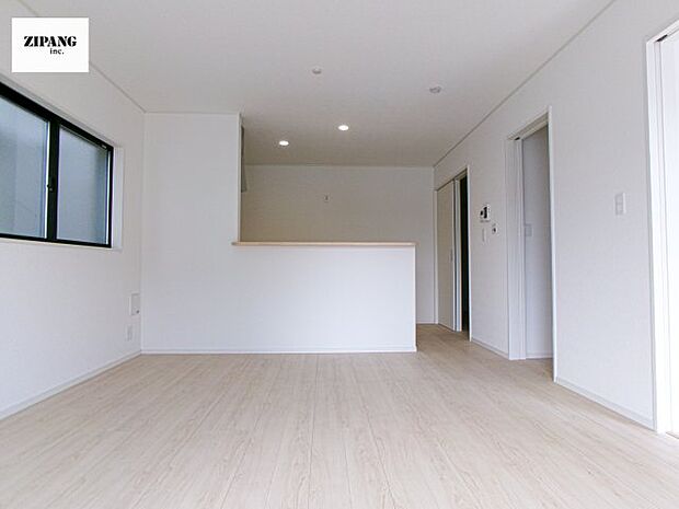 【居間・リビング】【リビング】キッチンと一体になったリビングはひろびろとしたくつろぎ空間を実現しています。 