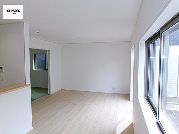 【居間・リビング】【リビング】キッチンと一体になったリビングはひろびろとしたくつろぎ空間を実現しています。 