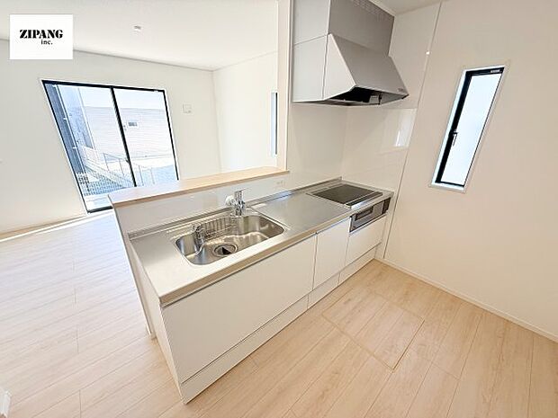 【キッチン】【キッチン】お子さまや家族と距離感近く料理が可能な対面式のシステムキッチンです。IHの3つ口コンロでお料理のレパートリーが増えそうです。 