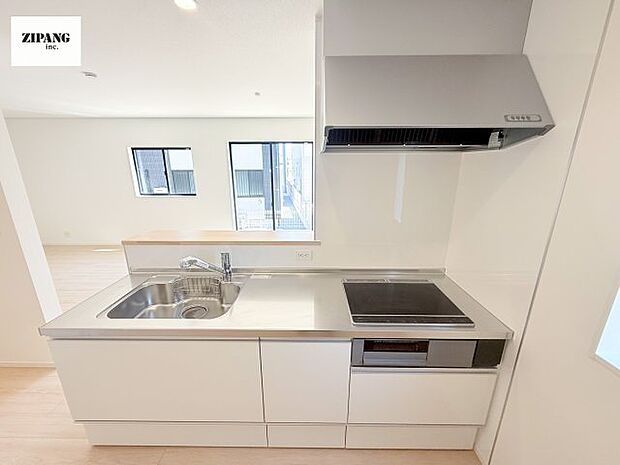 【キッチン】【キッチン】お子さまや家族と距離感近く料理が可能な対面式のシステムキッチンです。IHの3つ口コンロでお料理のレパートリーが増えそうです。 