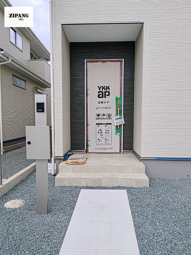 【玄関】【断熱玄関ドア】断熱性能にとって開口部の玄関はとても大事です。玄関先にはポスト、テレビカメラ付きのインターホンがあります。 