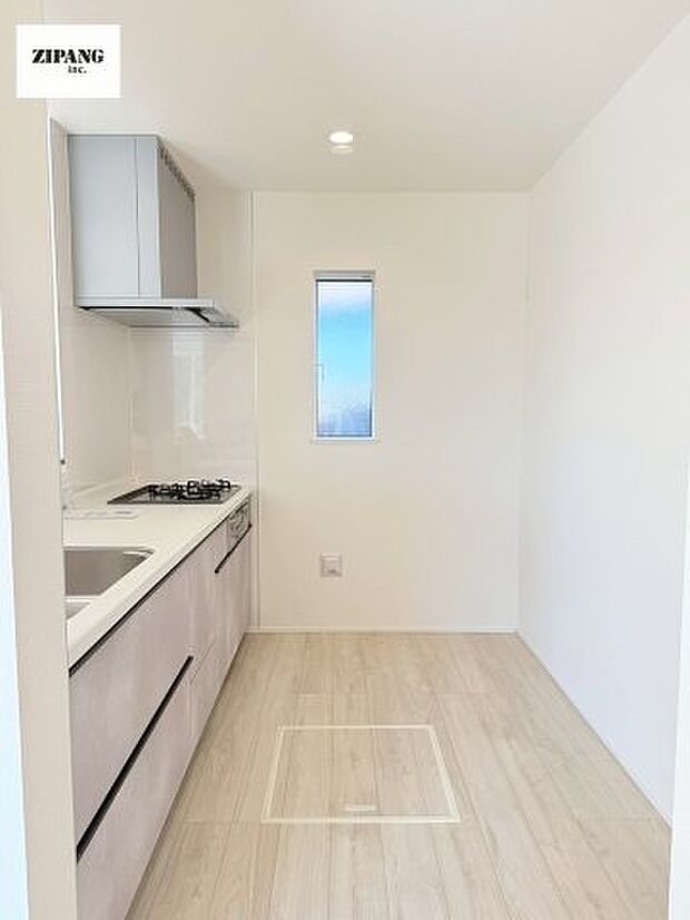 【キッチン】【キッチン】お子さまや家族と距離感近く料理が可能な対面式のシステムキッチンです。3口コンロのキッチンでお料理のレパートリーが増えそうです♪