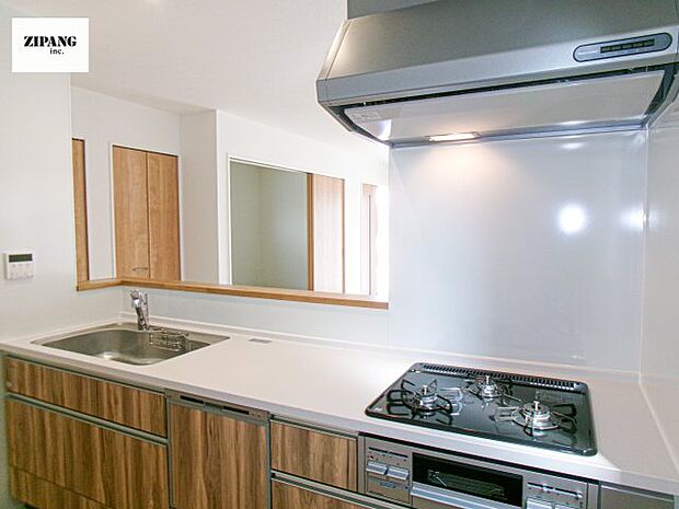 【キッチン】【キッチン】お子さまや家族と距離感近く料理が可能な対面式のシステムキッチンです。3口コンロのキッチンでお料理のレパートリーが増えそうです♪