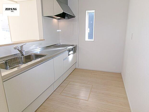 【キッチン】【キッチン】お子さまや家族と距離感近く料理が可能な対面式のシステムキッチンです。IHの3つ口コンロでお料理のレパートリーが増えそうです。 