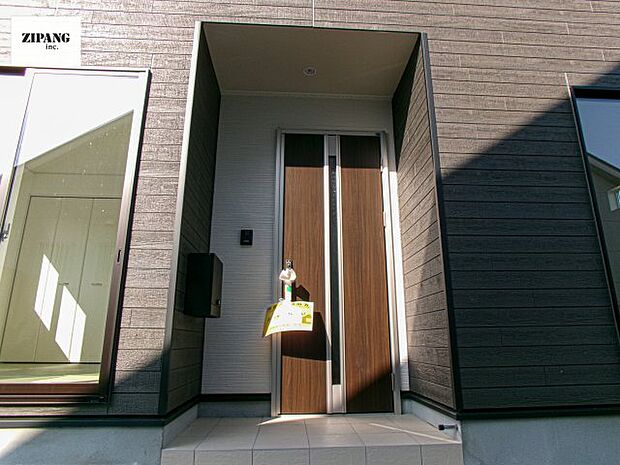 【玄関】【断熱玄関ドア】断熱性能にとって開口部の玄関はとても大事です。雨にぬれずに郵便物をとることができるポスト、テレビカメラ付きのインターホンがあります。 