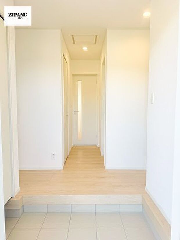 【玄関】【玄関】明るくすっきりした玄関が家族やお客さまを迎えてくれます。玄関タイルはお掃除しやすく清潔を保てます♪ 