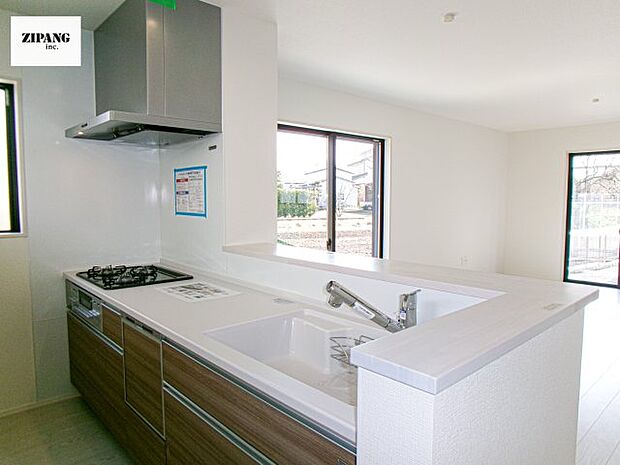 【キッチン】【キッチン】お子さまや家族と距離感近く料理が可能な対面式のシステムキッチンです。3口コンロのキッチンでお料理のレパートリーが増えそうです♪