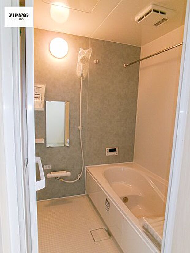 【風呂】【浴室】1坪タイプのお風呂。浴室暖房換気乾燥機付きで、雨の日の洗濯や冬の入浴を快適に過ごせます。