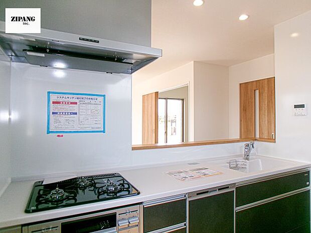 【キッチン】【キッチン】お子さまや家族と距離感近く料理が可能な対面式のシステムキッチンです。3口コンロのキッチンでお料理のレパートリーが増えそうです♪