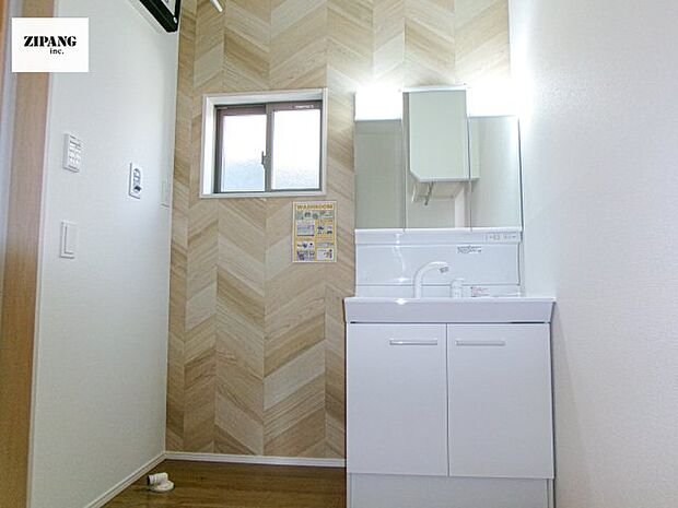 【独立洗面台】【洗面化粧台】三面鏡付きの洗面化粧台。曇り止め付きのミラーキャビネットを採用。ミラーの内側は収納になっており歯磨きセットなどの保管に便利です。