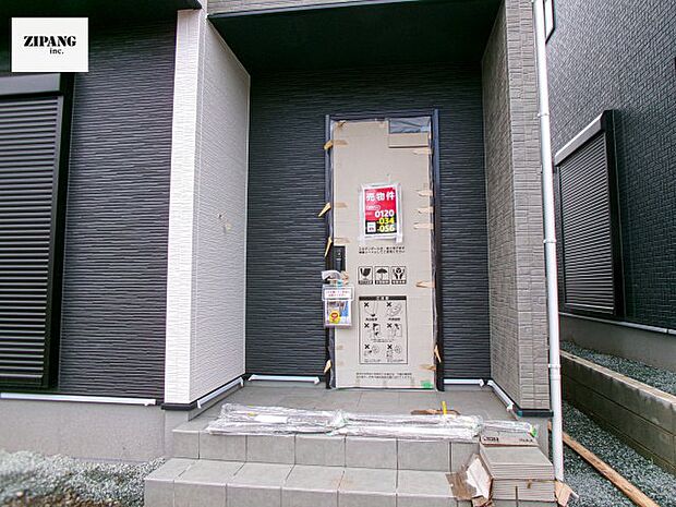 【玄関】【断熱玄関ドア】断熱性能にとって開口部の玄関はとても大事です。玄関先にはポスト、テレビカメラ付きのインターホンがあります。