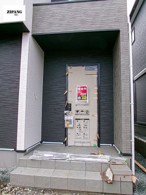 【玄関】【断熱玄関ドア】断熱性能にとって開口部の玄関はとても大事です。玄関先にはポスト、テレビカメラ付きのインターホンがあります。