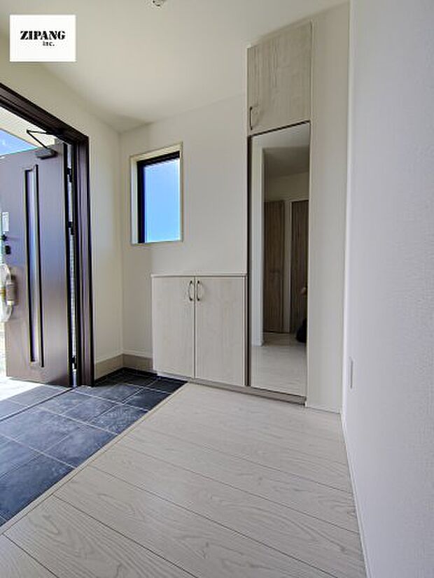 【玄関】【玄関】玄関に窓があるとお家全体が明るい印象を受けます。収納扉はミラー付きですのでお出かけ前に便利です。