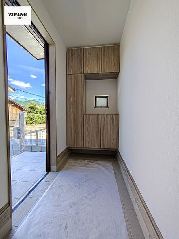 【玄関】【玄関】玄関に窓があるとお家全体が明るい印象を受けます。大容量の収納力で整理整頓もばっちりです。