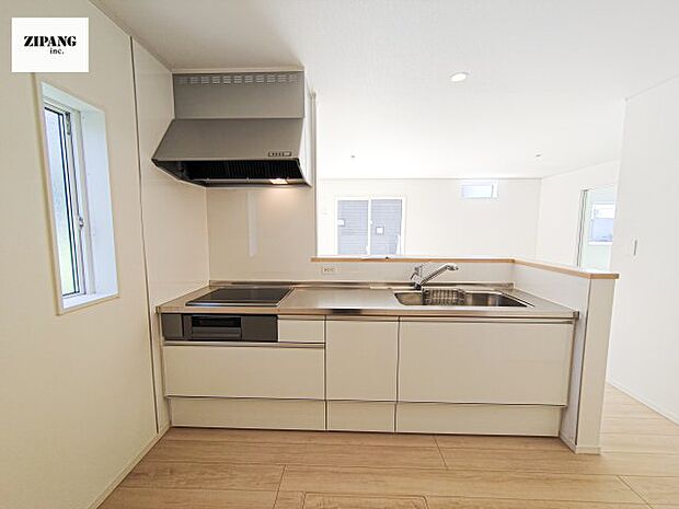 【キッチン】【キッチン】お子さまや家族と距離感近く料理が可能な対面式のシステムキッチンです。IHの3つ口コンロでお料理のレパートリーが増えそうです。