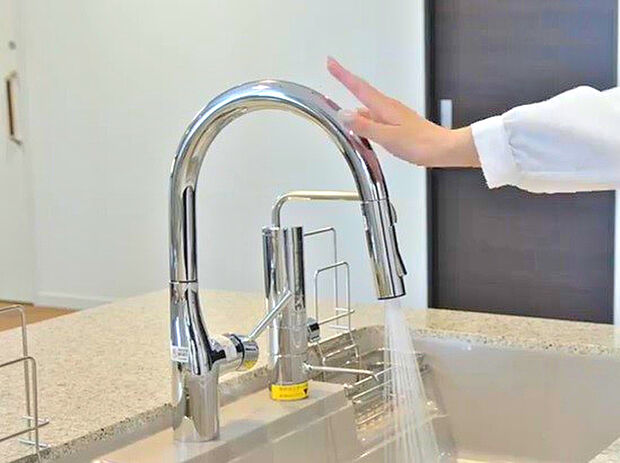 【タッチレスハンドシャワー水栓】センサーに手をかざすと、レバーに触れることなく　吐水・止水が可能です。
※イメージ図です