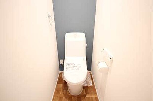 【【平屋の常識を覆す】家族みんなが嬉しい「トイレ2箇所」の安心】平屋で手狭になりがちなトイレを2箇所に。朝のラッシュ時も重ならずストレスフリー。夜間の移動もスムーズで、将来の暮らしまで長く安心です。