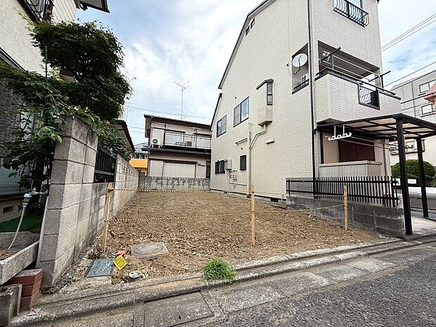 現況は更地になります。南道路に面した陽当たり良好な立地条件になります。住居系エリアの落ち着いた街並みは住み易さが伝わってきます。住まう程に愛着が湧いてくるお住まいです。