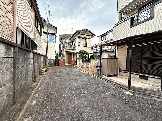 前面道路は車両通行も少なく、小さなお子様やご高齢の方々もご安心して歩行出来ます。街灯のしっかり整備されておりますので、夜間の歩行もご安心いただけます。