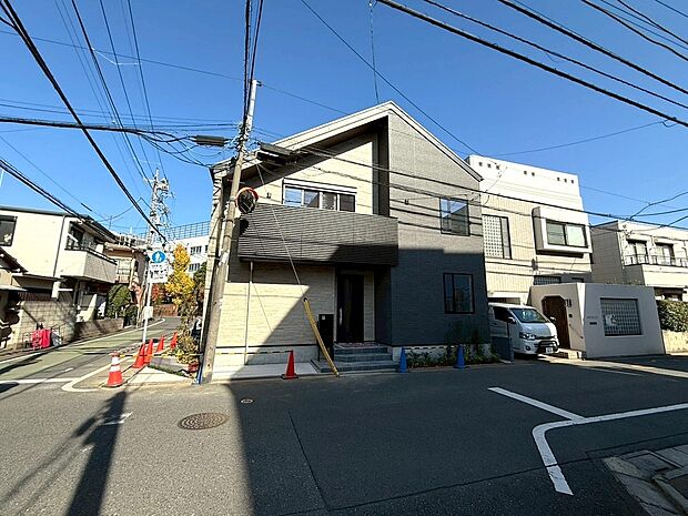 南西角地を含む全2棟のデザイナーズハウスが誕生しました。BELS ZEH水準省エネ住宅により、住宅ローン控除が最大の3500万円適用となっております。設計・建設住宅性能評価書も取得した安心構造です。