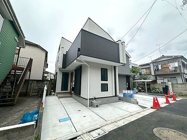 同仕様の外観写真になります。シンプルでスタイリッシュなデザインが高級感を演出しております。どっしりした佇まいが重厚感も演出、ワンランク上の日常を叶えてくれるお住まいです。