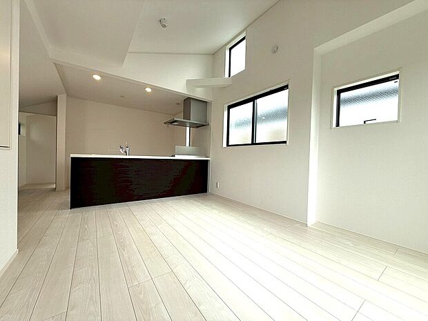 2階LDKだからこその明るく開放感溢れる空間設計となっております。視線を感じる事なくプライベートもしっかり充実出来ます。窓の配置や大きさにも拘った設計がおススメです。