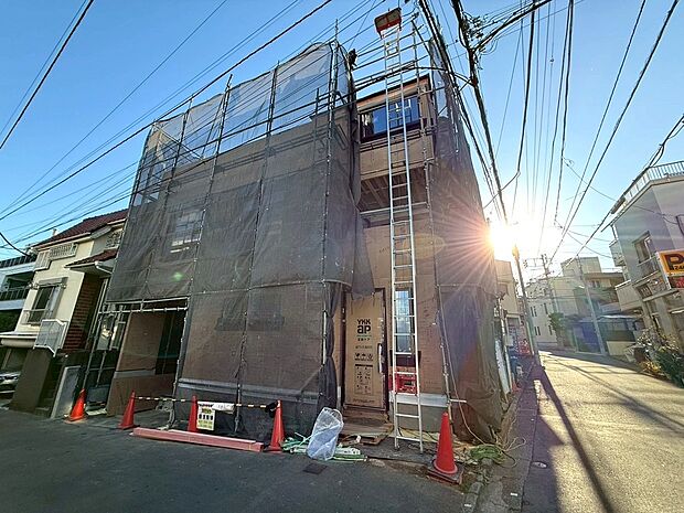 接道間口も広く、どっしりとした佇まいが重厚感を演出しております。堂々たる風格は一際存在感を感じます。周辺の家々も居住用が多く、高い建物もなく圧迫感を感じない立地条件です。