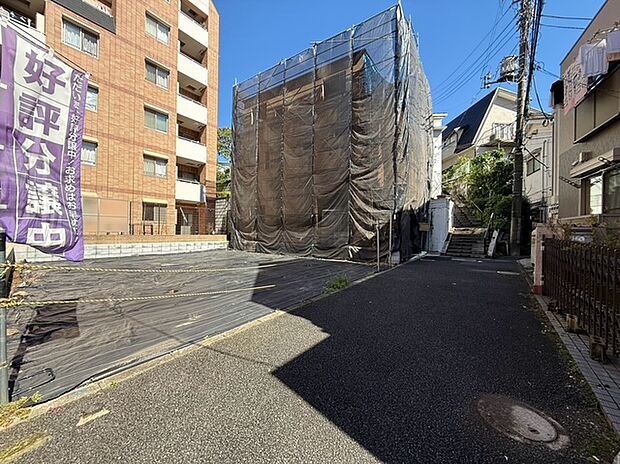 前面道路は車両通行がほとんどなく、小さなお子様やご高齢の方々もご安心いただけます。駅までのアクセスも明るい道のりで行けますので夜間の外出もご安心いただけます。駅徒歩3分だからこその好立地になります。
