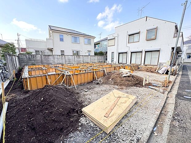 道路に面した綺麗な整形地のお土地になります。南間口が広い土地形状になりますので、温かい陽光がサンサンと室内に降り注ぎます。明るく快適なお家が建ち上がります。