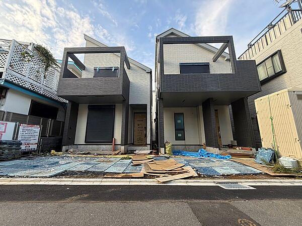 2戸建で広々とした駐車場がある物件になります。閑静な住宅街に建つ高級感溢れるシンプルなデザインでどんな世代の方でも住みやすい物件となっております。
