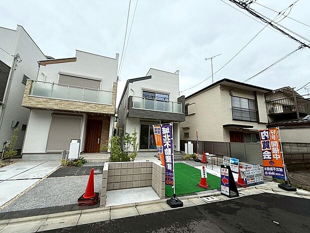 こちらは現地の外観になります。穏やかで落ち着いた環境の中に佇む白基調でシンプルな邸宅に仕上がっております。どんな世代の方でも住みやすいデザインとなっており、理想の住まいを叶えてくれます。