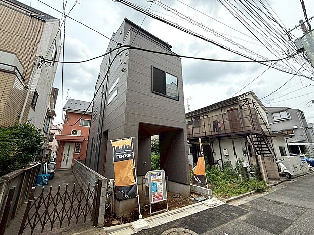 コンパクトでスタイリッシュな外観に仕上がっている邸宅になります。どの世代の方でも住みやすく、フラット35対応、地盤保証20年、瑕疵担保保険10年と永く安心して住んでいただける保証が揃っています。