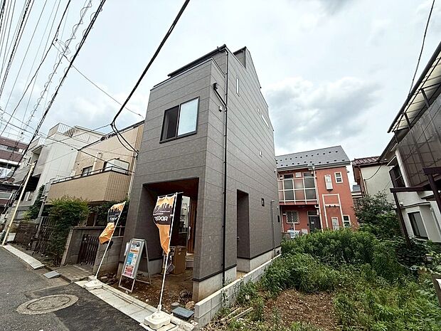 駐車スペースもハイルーフになっているのでどんな形のお車も停めていただけます。前面道路も4mと広めの幅になっているので駐車スペースにお車を停めていただく際もストレスなく駐車していただけるかと思います。