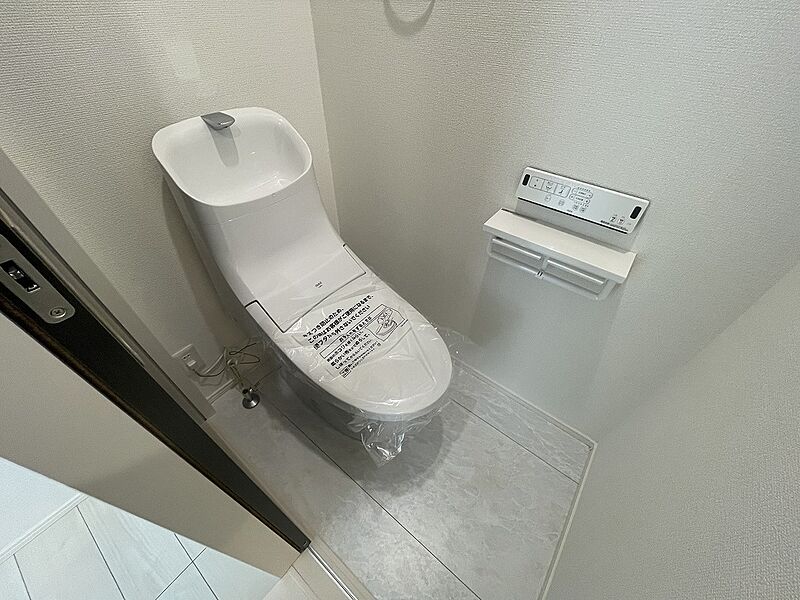 白を基調とした清潔感溢れるトイレ空間になります。