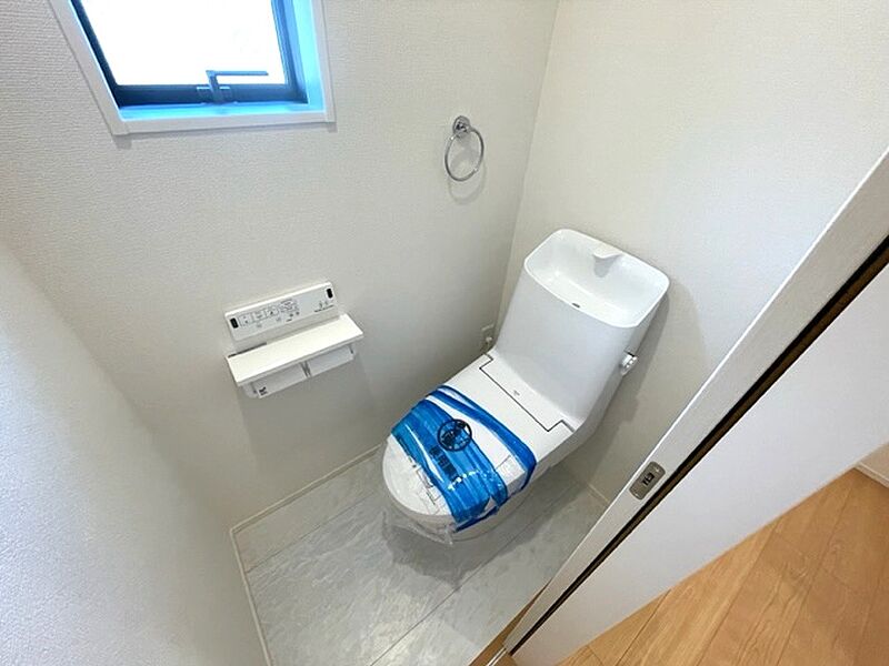 白を基調とした清潔感溢れるトイレ空間となっております。