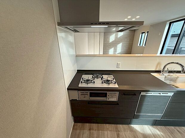 【◆ガスコンロ】お料理作りが捗る3口ガスコンロ付きになります。ガラストップを採用しておりますので、熱や傷にも強くお手入れも簡単です。機能美も追及したデザインは美しいキッチンシーンを演出しております。