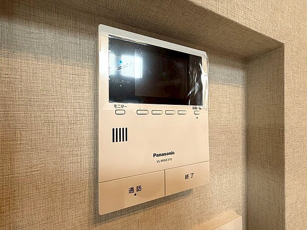 【◆インターホン】来訪者をしっかり確認出来るカラーモニターホンになります。見たい所を拡大出来る広角レンズを搭載、留守中も安心な録画機能も設置されております。お子様のお留守番もご安心いただけます。