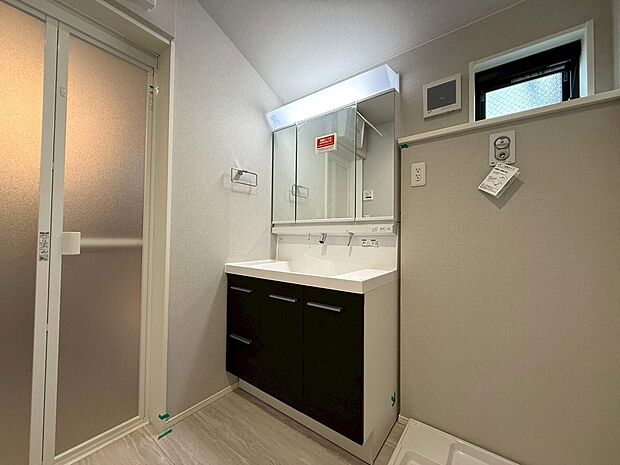 【◆洗面化粧台】実用性と機能美を持ち合わせた先進の洗面化粧台になります。3面鏡と一体となったキャビネットは収納力もグンとUPしております。