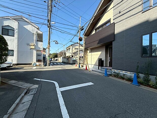 【◆前面道路】前面道路は車両通行も少なく、お子様やご高齢の方々にもご安心いただけます。