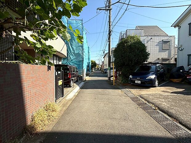 【◆前面道路】ゆとりのある道路幅で、お車の出し入れもスムーズに行えます。