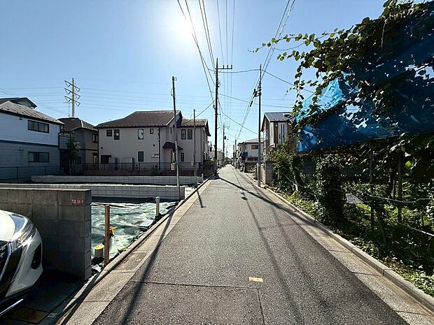 【◆前面道路】お車の出し入れもストレスを感じる事なくスムーズに出来ます。車種によっては切り返しが必要になる場合もございます事をご了承くださいますと幸いです。
