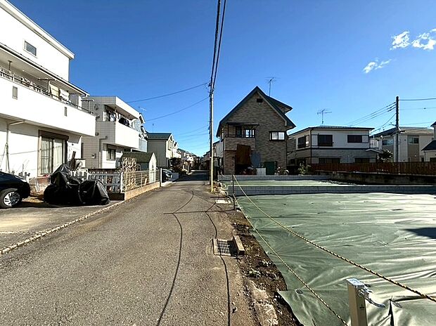 【◆前面道路】前面道路は車両通行も少なく、とても静かでご安心いただけます。小さなお子様がいらっしゃるファミリーには嬉しいPOINTです。